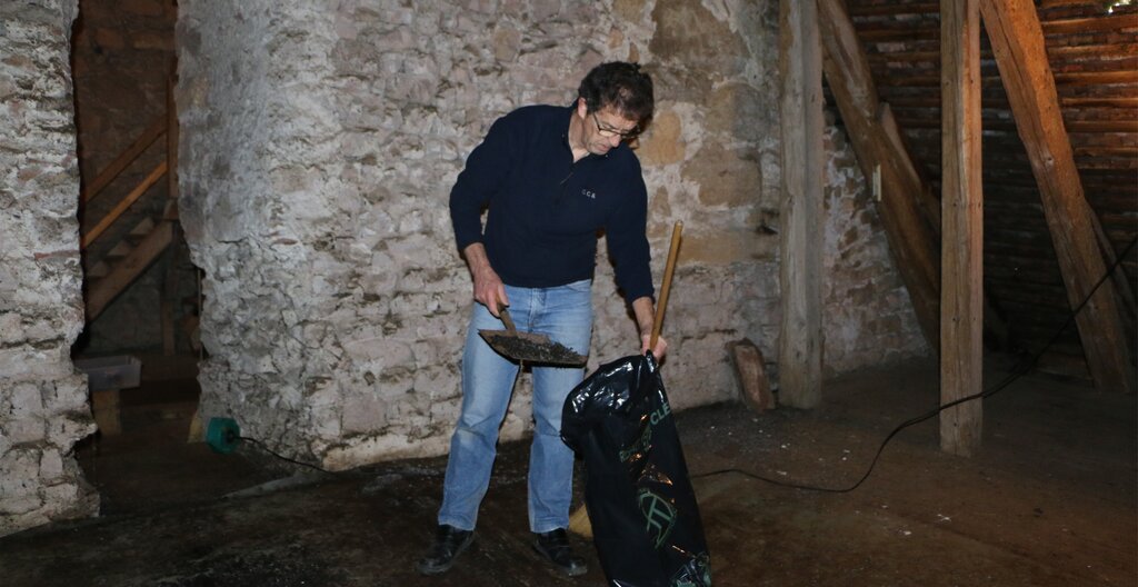 Einmal im Jahr ist Reinemachen im Dachstock der Kirche Veltheim: Fünf 35-Liter-Kehrichtsäcke voll mit Fledermaus-Dung kommen da zusammen. Foto: MS
