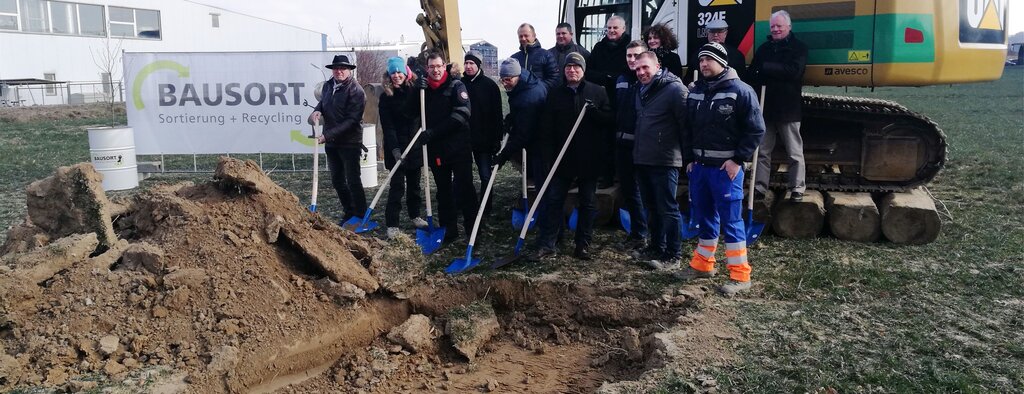 Startschuss zur «Recycling-Oase»: Bauherren, Planer und Behördenvertreter vollziehen an der Niederlenzer Industriestrasse den Spatenstich. Foto: Fritz Thut