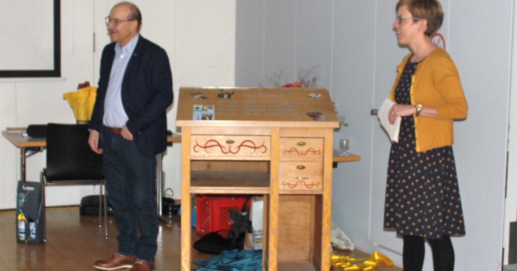 Geschenk: René Räber mit Stehpult und Mitarbeiterin Ursula Graser.