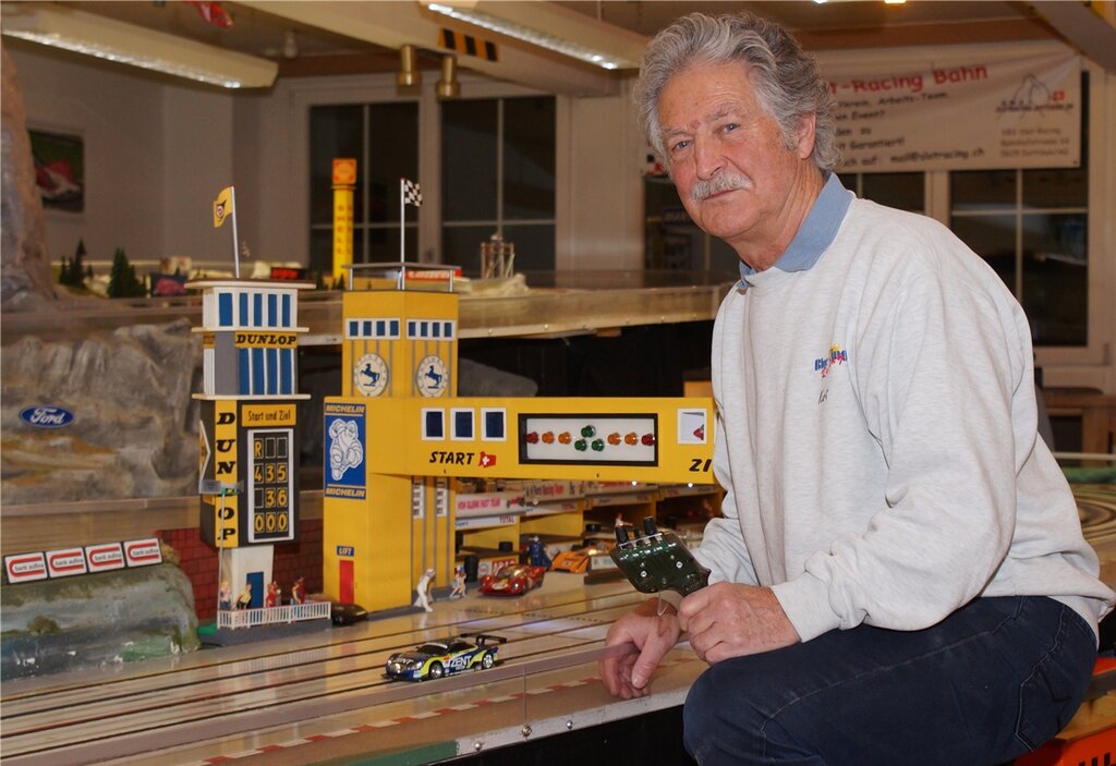 Der Mann und das kleine Rennauto: Kurt Rölli, Präsident des Slotracing-Clubs Dottikon, im «Rennkeller». Foto: Ruedi Burkart
