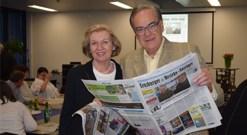Präsentation des neuen Erscheinungsbildes: Doris und Theo Kromer betrachten den druckfrischen neuen Lenzburger Bezirks-Anzeiger. Fotos: Mattia Bochicchio, Eva Wilhelm, Fritz Thut
