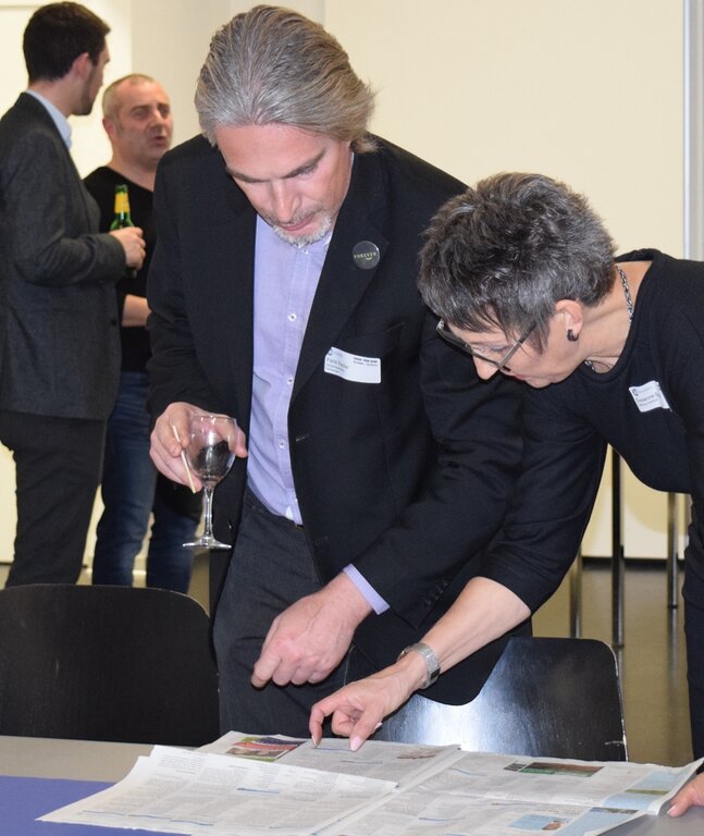 Diskussion: Fahrwangens Gemeindeammann Patrick Fischer und Verkaufsleiterin Susanne Basler.
