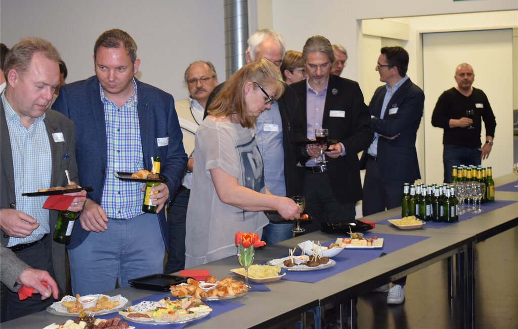 Stärkung: Am Eröffnungs-Event konnten sich die Gäste am reichhaltigen Büffet eindecken.
