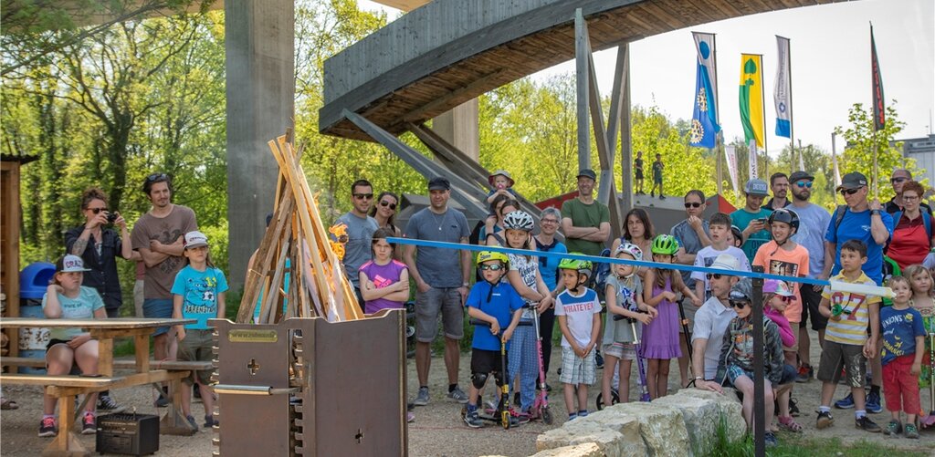 <em>Anzünden wie von Geisterhand:</em> Das Holz auf der neuen Grillstelle im Hammerpark wurde mit Dominoeffekt entfacht.Fotos: Peter Winkelmann