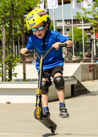 <em>Grosse Sprünge, grosse Freude:</em> Der fünfjährige David auf seinem Micro-Scooterli.