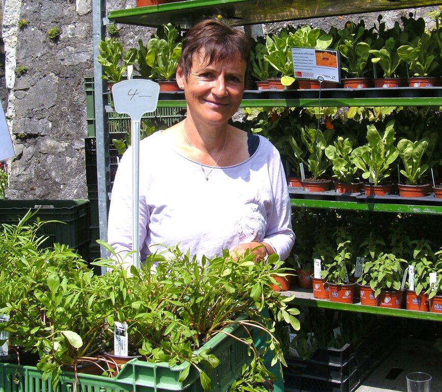 <em>Mitten im Grün:</em> Chefgärtnerin der Gärtnerei Effingerhort, Katrin Leu. Fotos: StO
