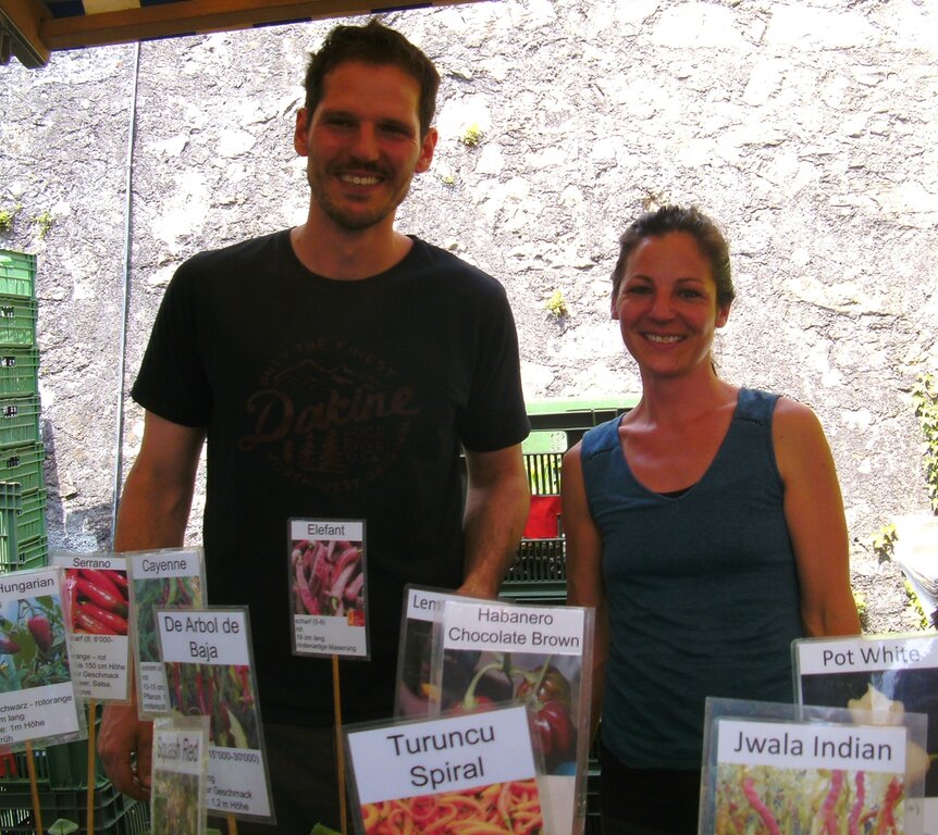 <em>Chiliexperten</em>: Jeremias und Anna Niggli präsentieren Chili-Liebhabersorten.
