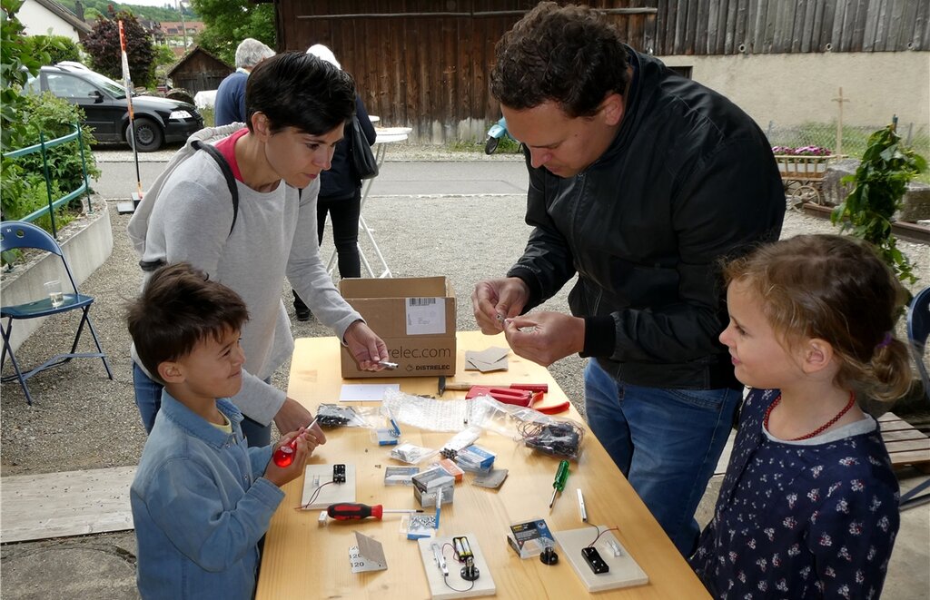 <em>Fingerspitzengefühl vorausgesetzt:</em> Besucher konnten einen Morseapparat basteln. <em>Fingerspitzengefühl vorausgesetzt:</em> Besucher konnten einen Morseapparat basteln.