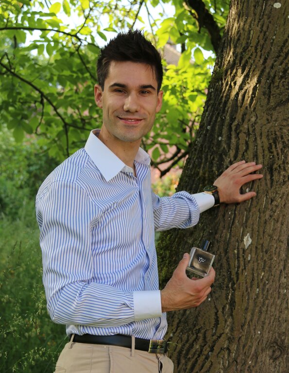 <em>Innovativ:</em> Philipp Döbeli aus Staufen gibt ein Parfüm mit rein natürlichen Ölen und Schweizer Bergwasser heraus. Foto: ms
