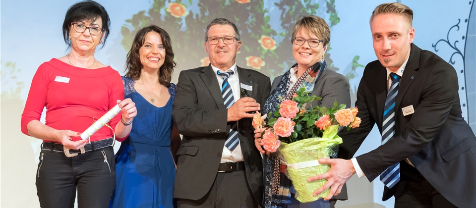 <em>Eine eigene Blume zum 150-Jahr-Jubiläum:</em> Die «Hypi-Rose» mit Züchterin Diana Huber, Moderatorin Mona Vetsch, Organisator Kurt Huber, Gotte Marianne Wildi und Götti Peter Schöpp. Fotos: Beni Basler