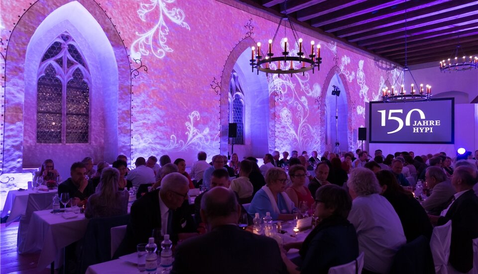 <em>Festlich illuminiert:</em> Der Rittersaal auf Schloss Lenzburg mit den Jubiläumsgästen.