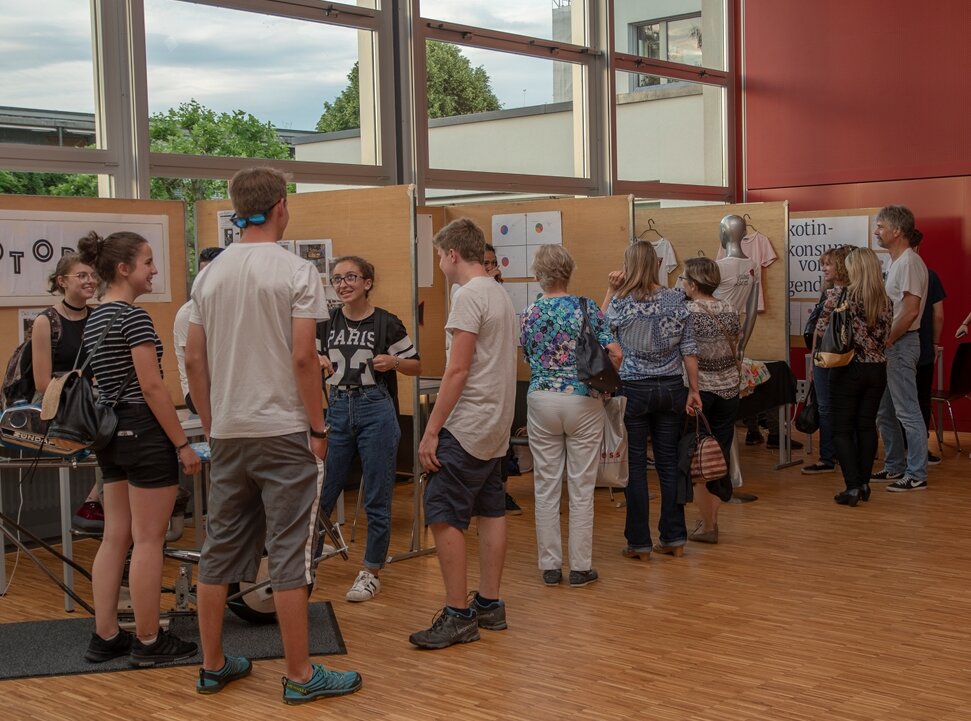 <em>Besucherandrang: </em>Die Projekte und Recherchen erstaunten die vielen Besucher, die Referentinnen und Referenten gerieten unter Dauerbefragung.
