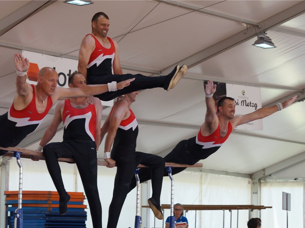 <em>Gestandene Mannsbilder:</em> Die Männerriege Seengen begeisterte mit ihrer Show am Stufenbarren. Fotos: Ruedi Burkart