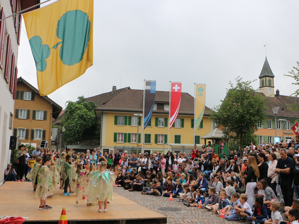 <em>Stolzes Niederlenz</em>: Bühne vor dem Gemeindehaus.