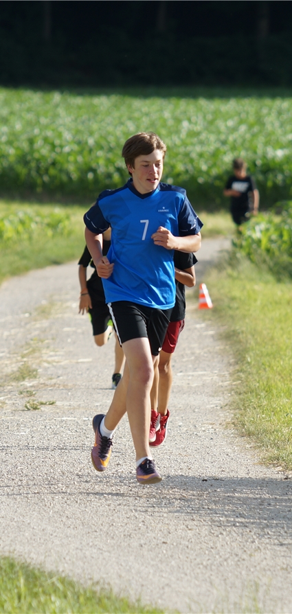 <em>Target Sprint ist Rennen und Schiessen: </em>Frankreich-Fan Cyrill Hälg führt die Truppe auf der Aufwärmrunde an und Marvin Gerber legt an, Coach Daniel Marti ist zufrieden. Fotos: rubu
