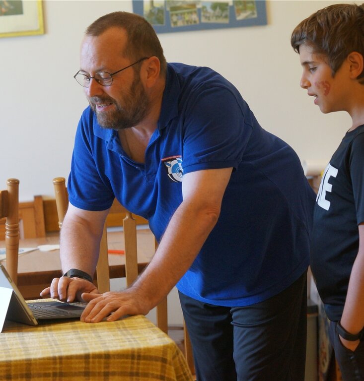 <em>Alles wird aufgezeichnet:</em> J+S-Leiter André Wenger bespricht mit Loris Ampola die Daten der letzten Übungseinheit.Foto: rubu
