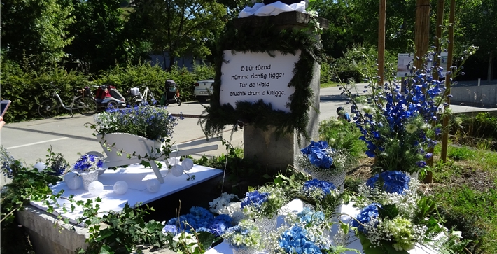 <em>«D Lüüt tüend nümme richtig tigge…»:</em> Der Spruch beim hier noch vollständig dekorierten Widmi Brunnen bekam im Nachhinein eine spezielle BedeutungFotos: zvg