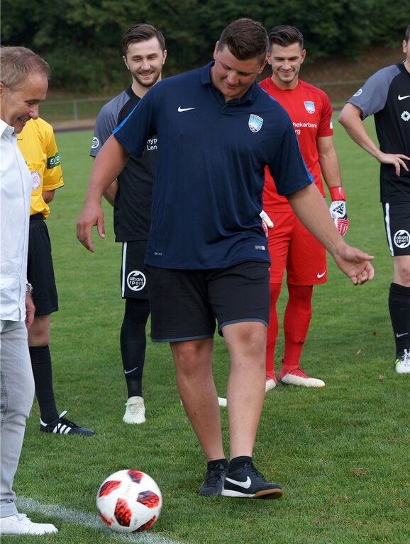 <em>Der etwas andere Anstoss:</em> Schwinger Nick Alpiger spielt das Leder Armando Granzotto (links), dem Präsidenten der AFV-Wettspielkommission, zu.