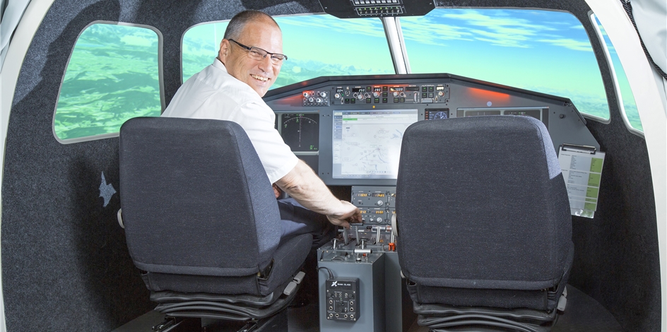 <em>Als «Co-Pilot» immer dabei: </em>Christian Brunner ist selber begeisterter Flugsimulator-Flieger und mit seiner grossen Erfahrung klappt der Flug garantiert. Foto: zvg

