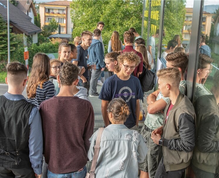 <em>Kennenlernrunde:</em> Die Jungbürger von Lenzburg und Niederlenz auf der Terrasse des Zwei-Rad-Centers Hartmann an der Aarauerstrasse in Lenzburg. Fotos: Peter Winkelmann