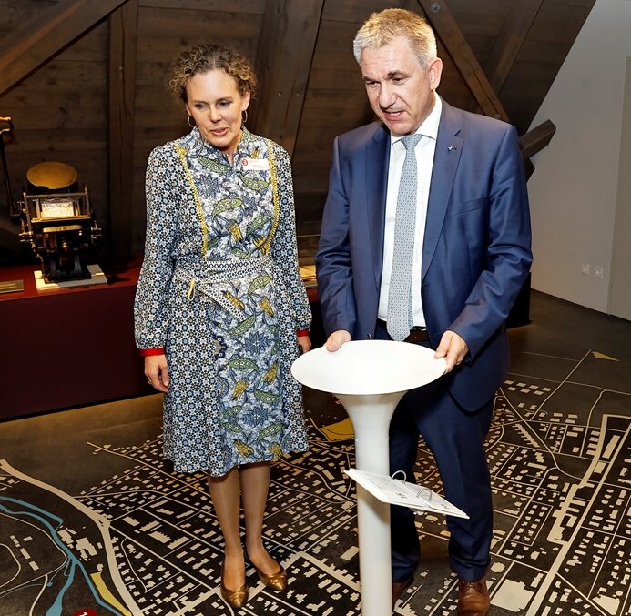 <em>Neue Zugänge geschaffen:</em> Museumsleiterin Christine von Arx und Landammann Alex Hürzeler im «Forum». Foto: André Albrecht <em>Neue Zugänge geschaffen:</em> Museumsleiterin Christine von Arx und Landammann Alex Hürzeler im «Forum». Foto: André Albrecht
