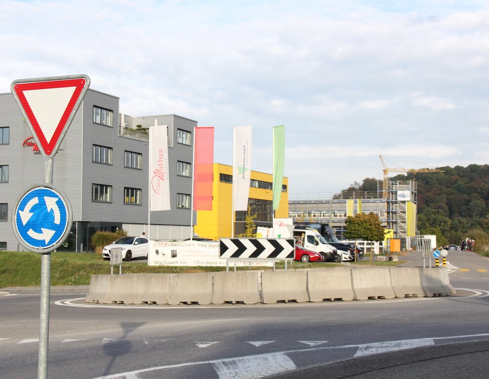 <em>Betonelemente wirken wie ein Provisorium:</em> Kreisel Niederlenzer Kirchweg/Ringstrasse Nord/Staufbergweg.