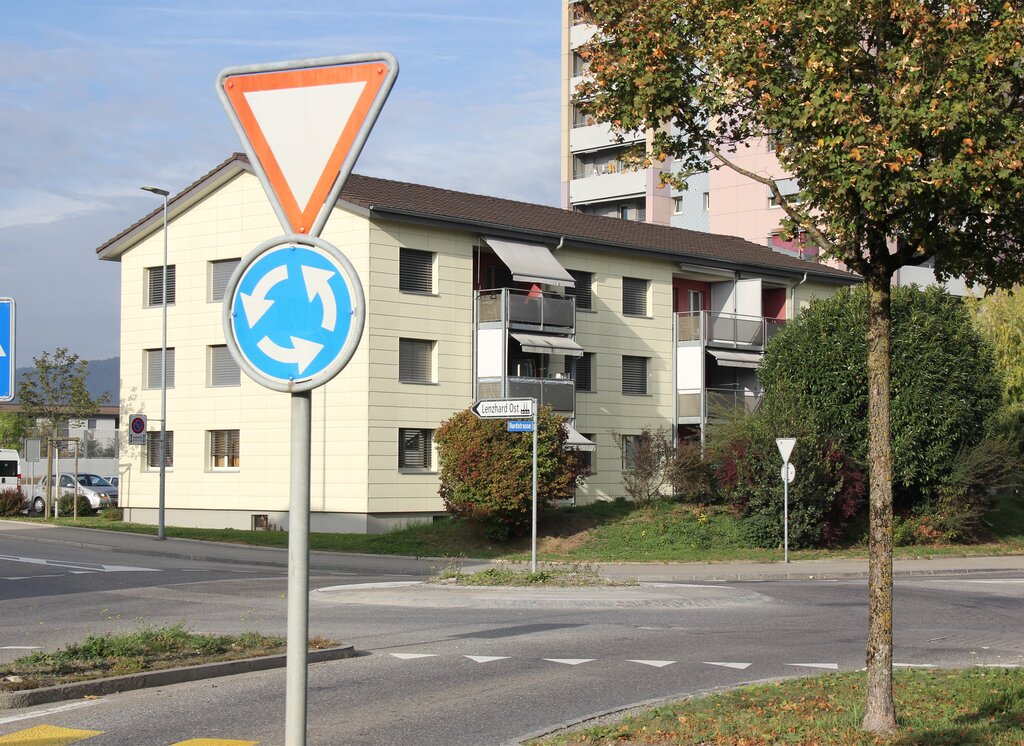<em>Eine kleine Rabatte mit eingepflanztem Wegweiser:</em> Kreisel Ringstrasse Nord/Hardstrasse.