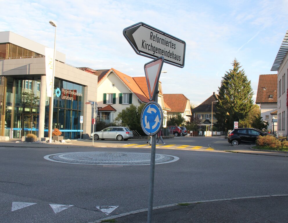 <em>Rein gar nichts:</em> Kreisel Augustin-Keller-Strasse/Zeughausstrasse/Staufbergweg beim Coop.