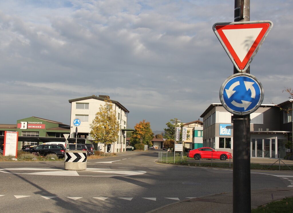 <em>Aufgemalter Kreis und Betonelement mit Verkehrstafel:</em> Kreisel Hardstrasse/Fabrikstrasse.