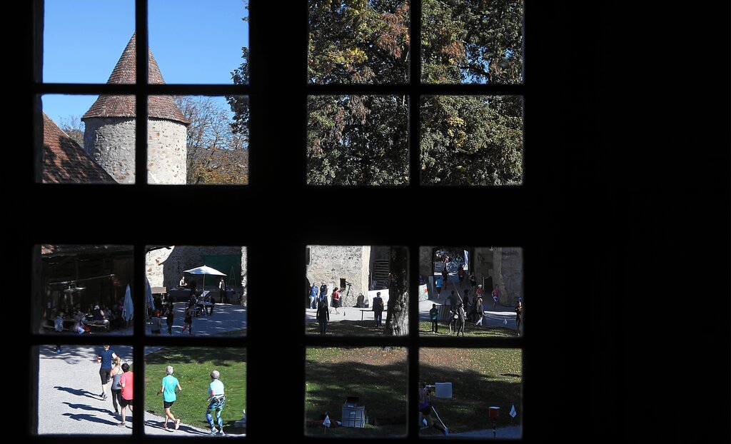 <em>Blick aus dem Hinteren Schloss:</em> Läufer umrunden die Linde im Schlosshof.

