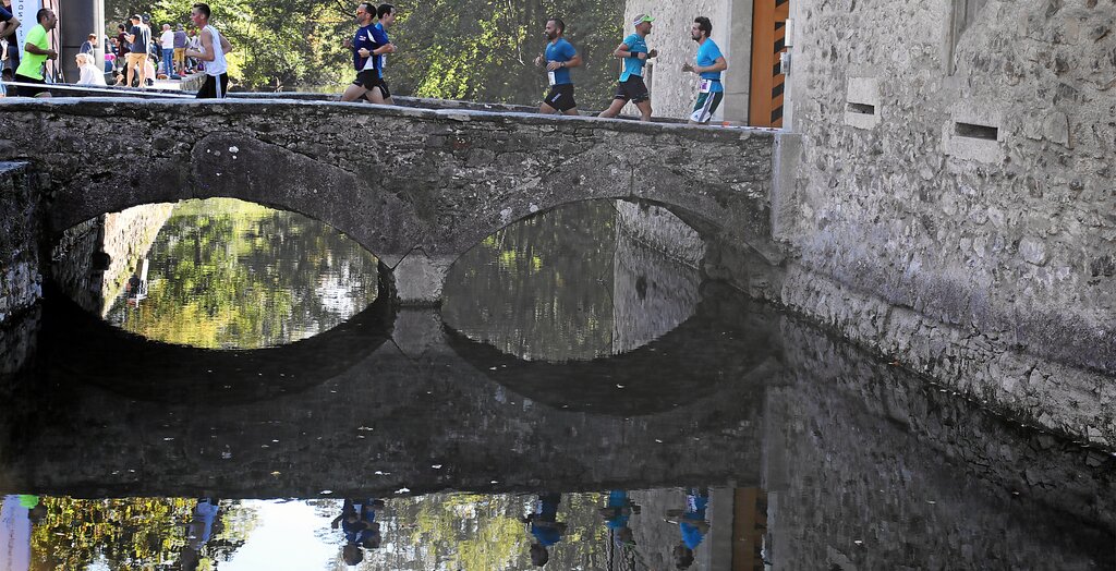 <em>Gespiegelt:</em> Teilnehmer am 44. Hallwilerseelauf auf der Zugangsbrücke zum Schloss Hallwyl.