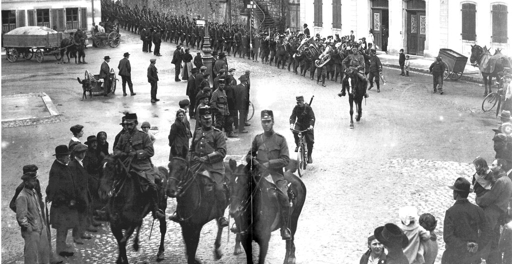 <em>Zu Beginn des Weltkriegs wurde das Militär noch zur Grenzbesetzung, im November 1918 dann gegen den «inneren Feind» aufgeboten: </em>Durchmarsch von Aargauer Truppen auf dem Kronenplatz um 1914/1915.Foto: Aus «Liebes altes Lenzburg», Ortsbürger-Kommission Lenzburg und Stiftung Pro Museum Burghalde Lenzburg
