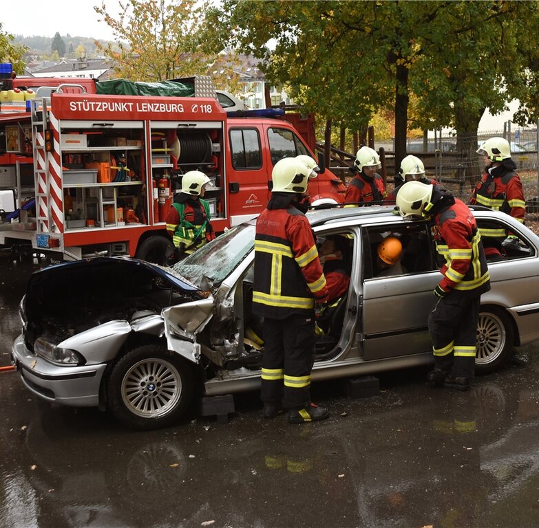 <em>Wie kommt man raus?</em> Rettung bei Unfall mit einem Personenwagen. Fotos. Andreas Walker