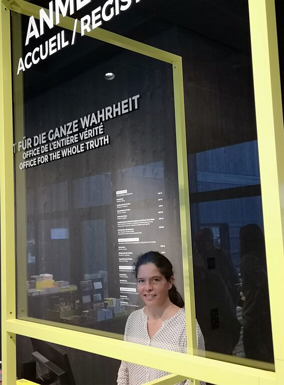 <em>Zufrieden, dass es im Neubau losgeht:</em> Stapferhaus-Leiterin Sibylle Lichtensteiger in der Anmeldung vom «Amt für die ganze Wahrheit».