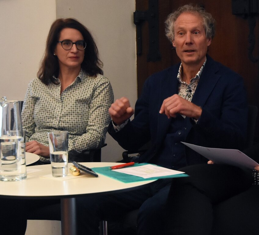 <em>Erzählten aus dem Leben:</em> Literaturhaus-Leiterin Bettina Spoerri und Kunstmaler Fritz Huser.<em/>