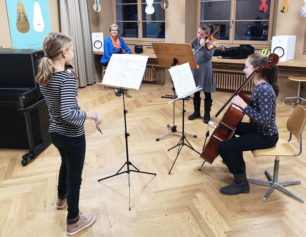 <em>Zweckmässige Musikzimmer:</em> Streicherinnen beim Einspielen für die Einweihungsfeier. <em>Zweckmässige Musikzimmer:</em> Streicherinnen beim Einspielen für die Einweihungsfeier.