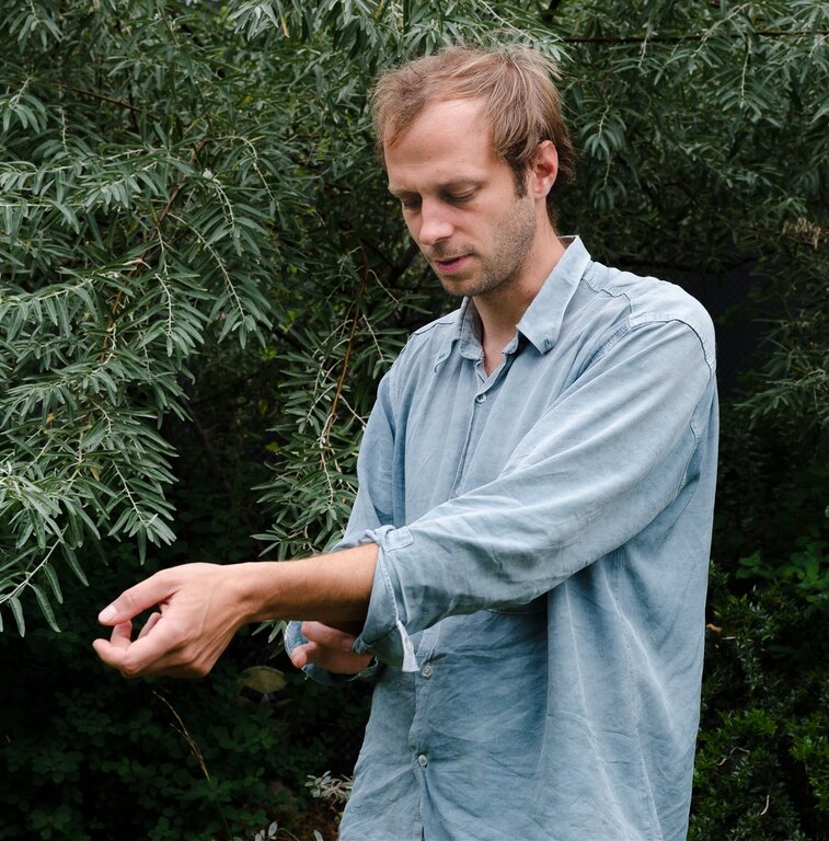 <em>Liest am Sonntag auf Binggelis Sofa:</em> Mundart-Virtuose Dominic Oppliger.Foto: Daniel Drognitz <em>Liest am Sonntag auf Binggelis Sofa:</em> Mundart-Virtuose Dominic Oppliger.Foto: Daniel Drognitz