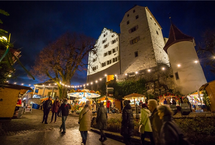 <em>Markt mit besonderer Kulisse: </em>Auf dem Schloss Wildegg. Foto: Museum Aargau / Pascal Meier
