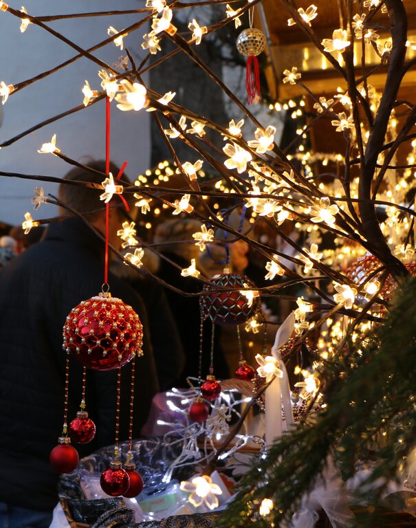 <em>Stimmungsvoll: </em>Standdekorationen mit viel Schmuck und Licht. Foto: Melanie Solloso