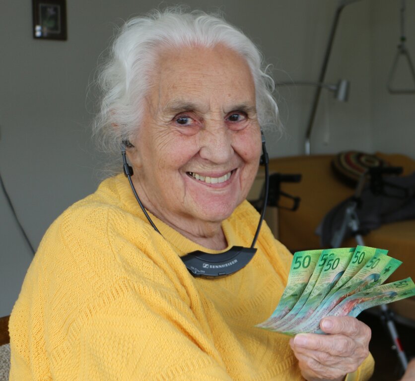 <em>Freute sich sichtlich über die 300 Franken: </em>Die 92-jährige Helen Gallner wurde von der Städtischen Hilfsgesellschaft zu Weihnachten besucht. Foto: Melanie Solloso