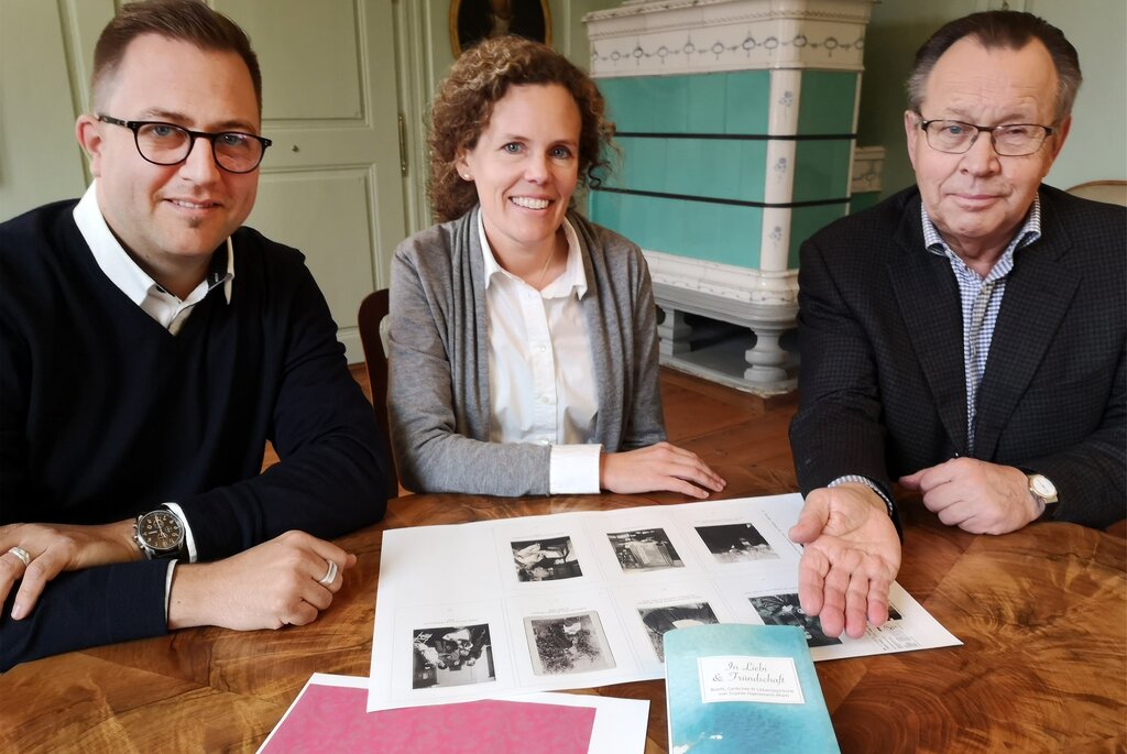 <em>Präsentieren zum Abschluss des Sophie-Haemmerli-Marti-Jahres den Erinnerungsband «In Liebi &amp; Fründschaft»:</em> Die Kuratoren Marc Philip Seidel und Christine von Arx mit Burghalde-Stiftungsratspräsident Urs F. Meier. Foto: Fritz Thut