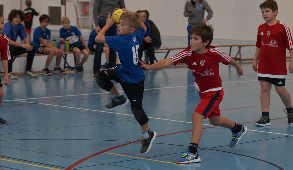 <em>Perfekte Haltung:</em> Nik von Lenzburgs U9-Team beim Sprungwurf im Spiel gegen Suhr Aarau am Minihandball-Turnier der HSG Lenzburg. Foto: Ruedi Burkart
