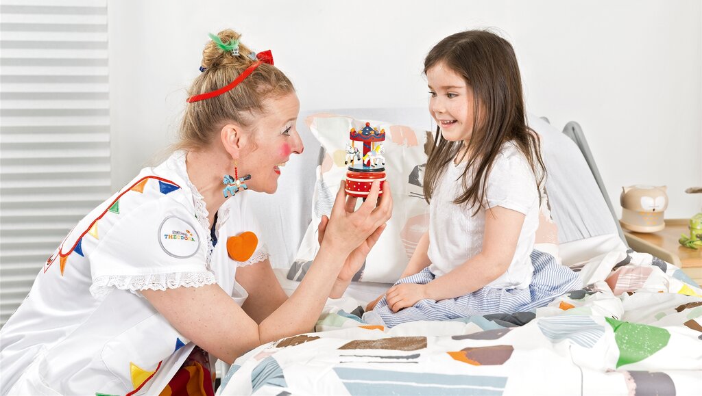 <em>Bringen Lachen ins Spitalzimmer: </em>Traumdoktoren der Stiftung Theodora. Foto: Pierre-Yves Massot
