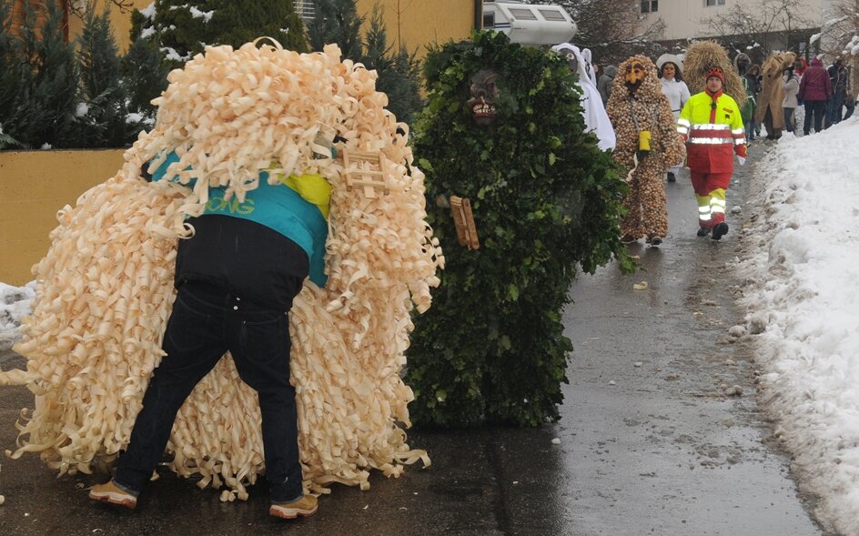 <em>Bärzeli: </em>Die Bärzelifiguren machen jeweils am 2. Januar Hallwil unsicher; wer ihnen zu nahe kommt, wird gepackt. Foto: Andreas Walker
<em>Bärzeli: </em>Die Bärzelifiguren machen jeweils am 2. Januar Hallwil unsicher; wer ihnen zu nahe kommt, wird gepackt. Foto: Andreas Walker