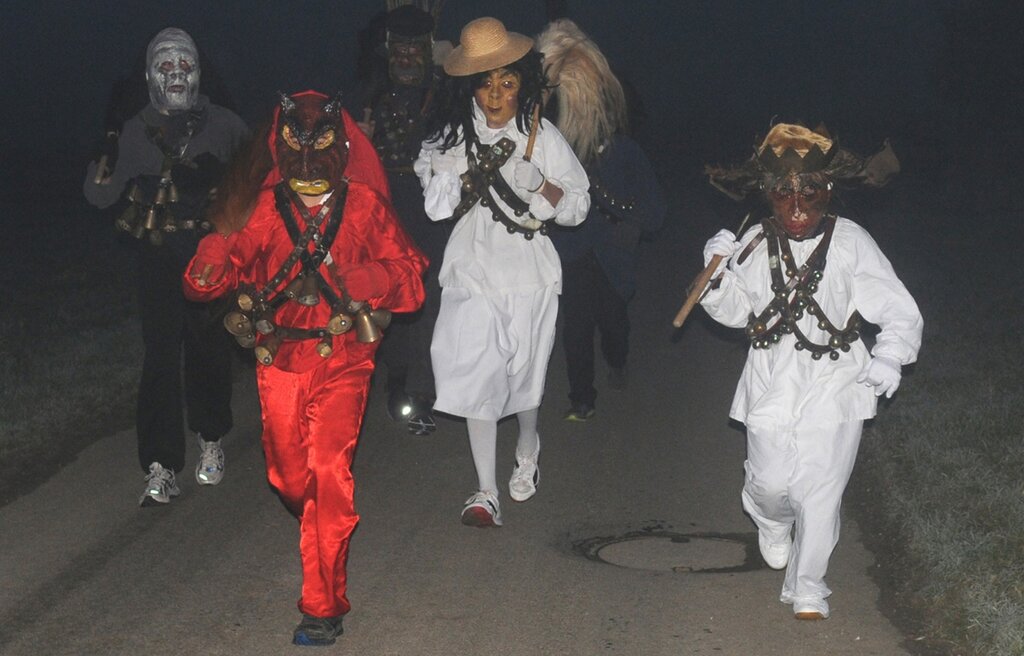 <em>Chlausjagen Hallwil:</em> Der Root mit feurigem Gewand und einer dämonischen Maske führt die Chlaushorde an. Foto: Andreas Walker <em>Chlausjagen Hallwil:</em> Der Root mit feurigem Gewand und einer dämonischen Maske führt die Chlaushorde an. Foto: Andreas Walker
