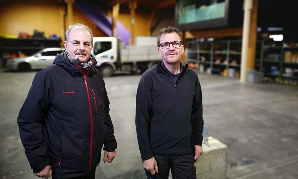 <em>Neue Heimat gefunden:</em> Leiter Frank Haemmerli und Projektleiter Marcel Zurbuchen von den Forstdiensten Lenzia in der Einstellhalle im temporären Werkhof im ehemaligen Zeughausareal. Fotos: Fritz Thut