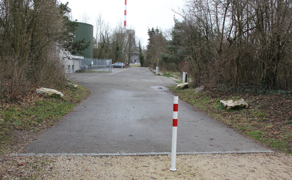 <em>Noch sind einige Hindernisse aus dem Weg zu räumen: </em>Zufahrt zur ARA Langmatt in Möriken-Wildegg, wo die Gross-ARA Seetal geplant ist. Fotos: Alfred Gassmann
