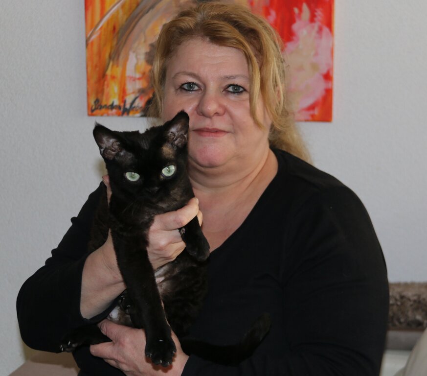 <em>Ist Manuela Schaffners ganzer Stolz:</em> Katzendame Black Pearl. Die Mutter von Elektra und Engelina. Sie ist trächtig und muss diese Ausstellung aussetzen. Fotos: Melanie Solloso