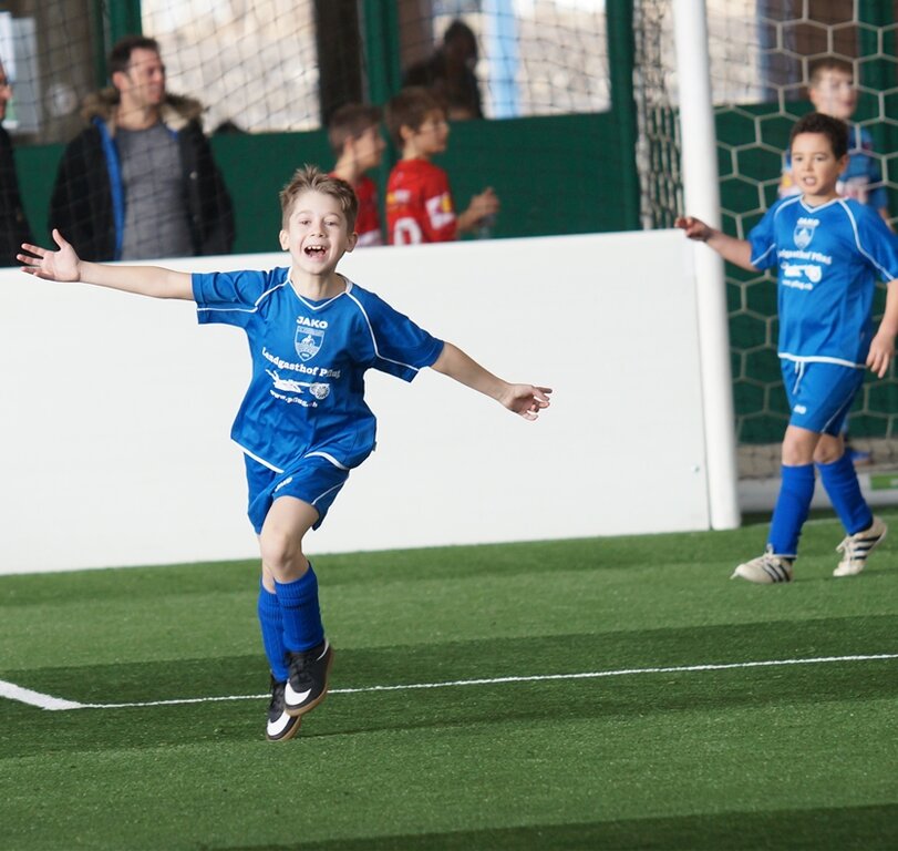 <em>Nur Fliegen ist schöner:</em> Othmarsingens Fadil Letniku würde nach seinem Treffer am Fussballturnier in der Brunegger Vianco-Arena am liebsten die ganze Fussballwelt umarmen.
