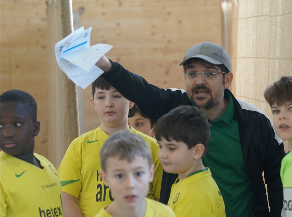 <em>«So geht das»:</em> Niederlenz-Trainer Cani Imeri gibt seinen Spielern Anweisungen für die nächste Partie.